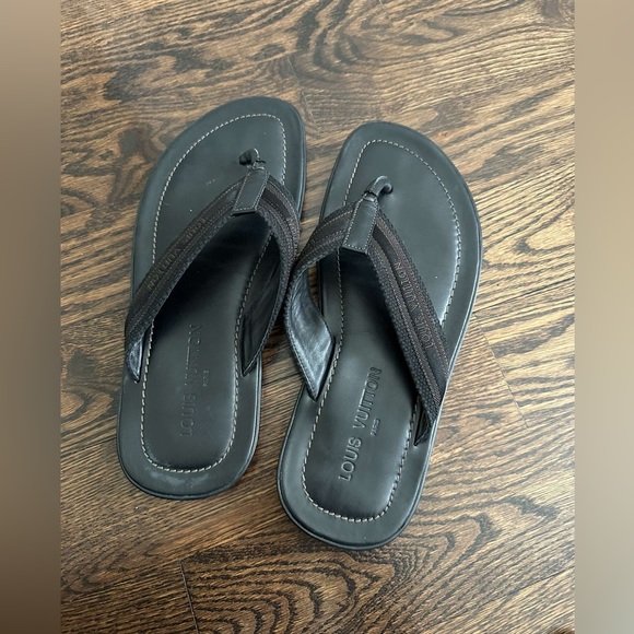 Louis Vuitton men’s leather flip flops - Picture 3 of 10